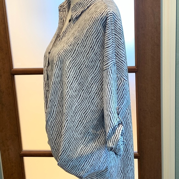 White and black blouse size medium - Picture 2 of 5